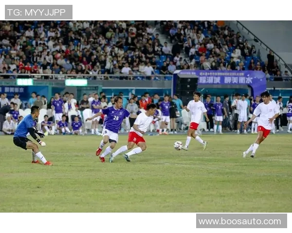 足球明星在赛场拼搏后的疲惫瞬间展现了他们不为人知的辛苦与努力 足球明星在赛场拼搏后的疲惫瞬间展现了他们不为人知的辛苦与努力